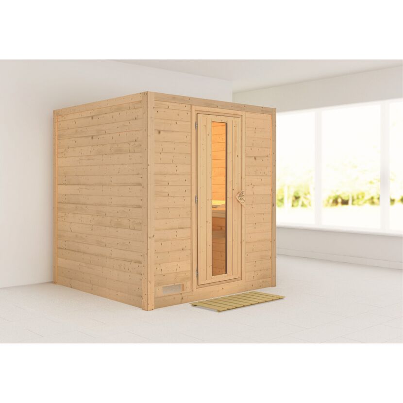 Sauna aus hellem Holz in einem hellen Raum.