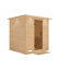 Sauna aus Holz mit offener Glastür und Fußmatte