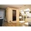Sauna aus hellem Holz in einem Badezimmer.