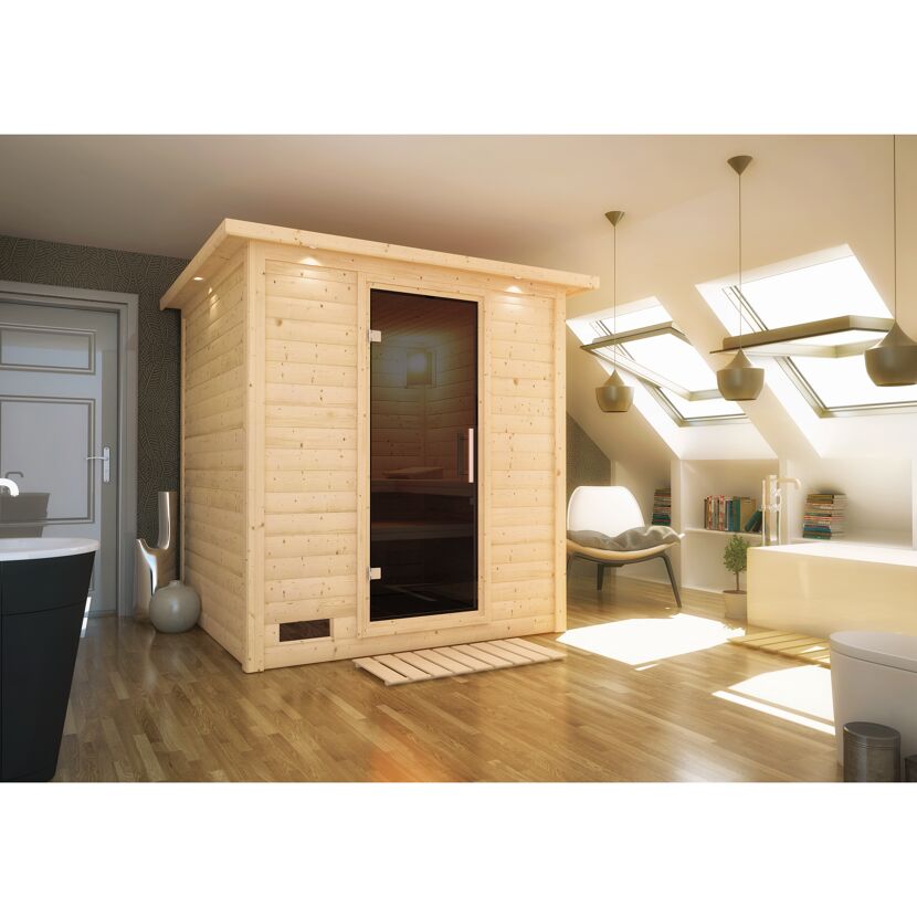 Sauna aus hellem Holz in einem Badezimmer.