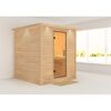 Sauna aus hellem Holz mit offener Glastür.