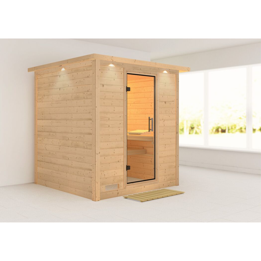Sauna aus hellem Holz mit offener Glastür.