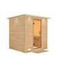 Sauna aus hellem Holz mit offener Tür.