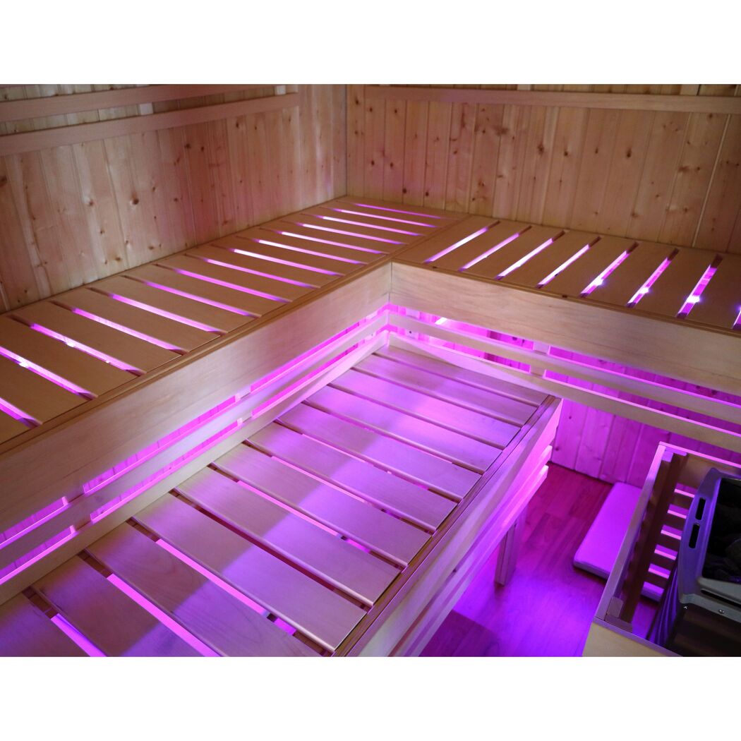 Sauna mit lila Beleuchtung