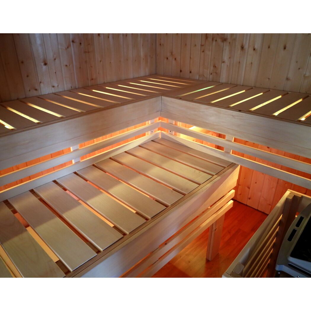 Beleuchtete Holzbänke in einer Sauna