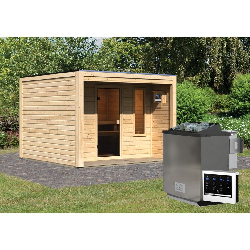 Sauna aus Holz mit Saunaofen im Garten