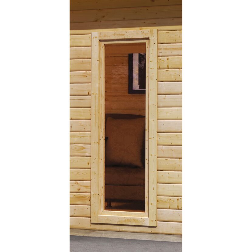 Blick durch ein Fenster in eine Sauna aus hellem Holz.