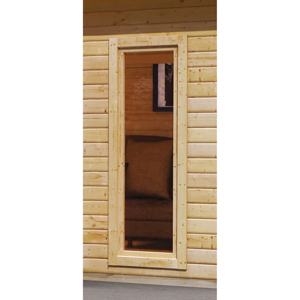 Blick durch ein Fenster in eine Sauna aus hellem Holz.