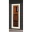 Blick durch ein Fenster in eine Sauna