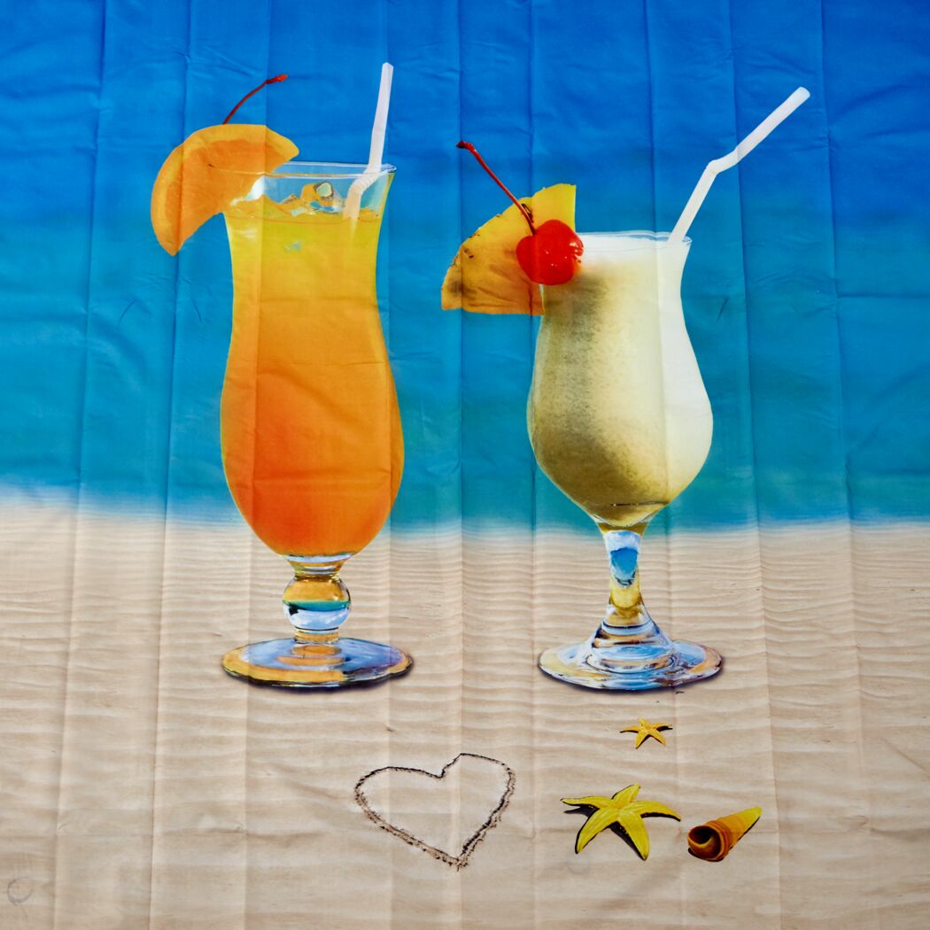 Zwei Cocktails am Strand mit einem Herz im Sand