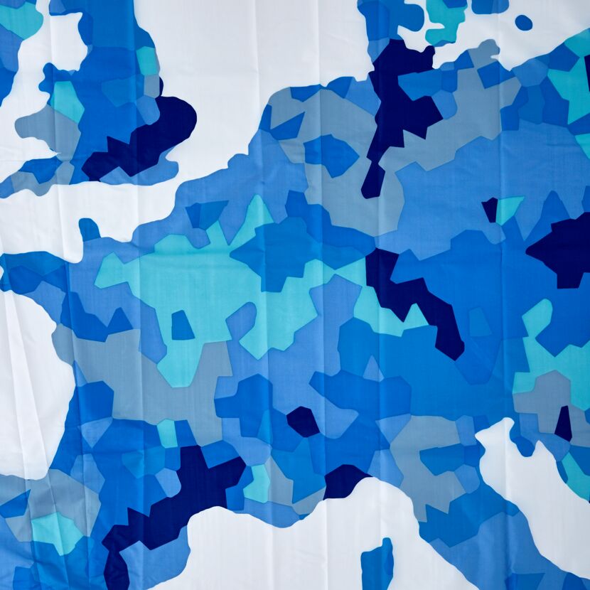 Blau-weißer Stoff mit abstrakter Musterung
