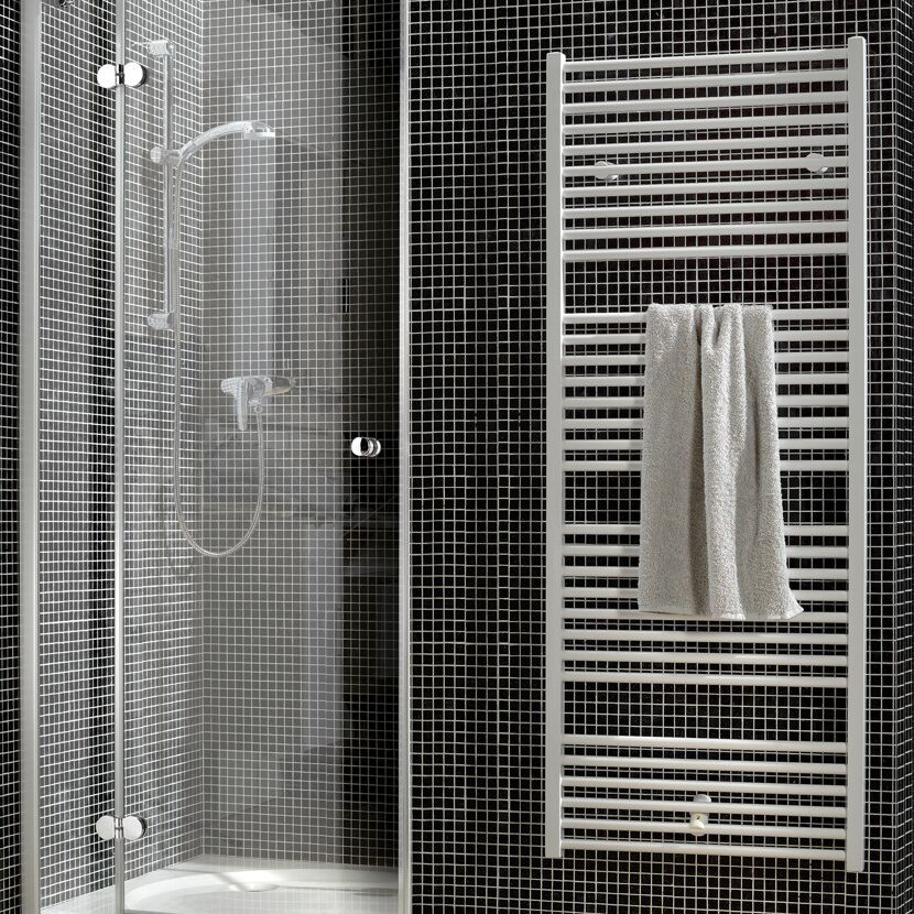 Moderne Dusche mit Handtuchhalter