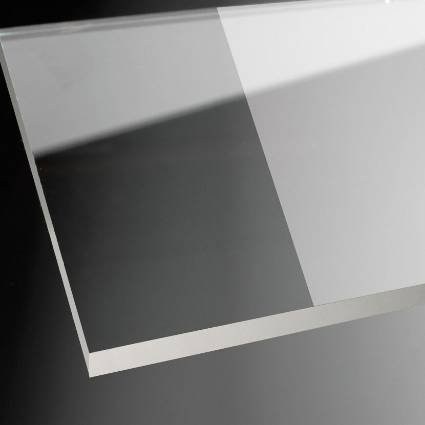 Graue und weiße Glasplatte