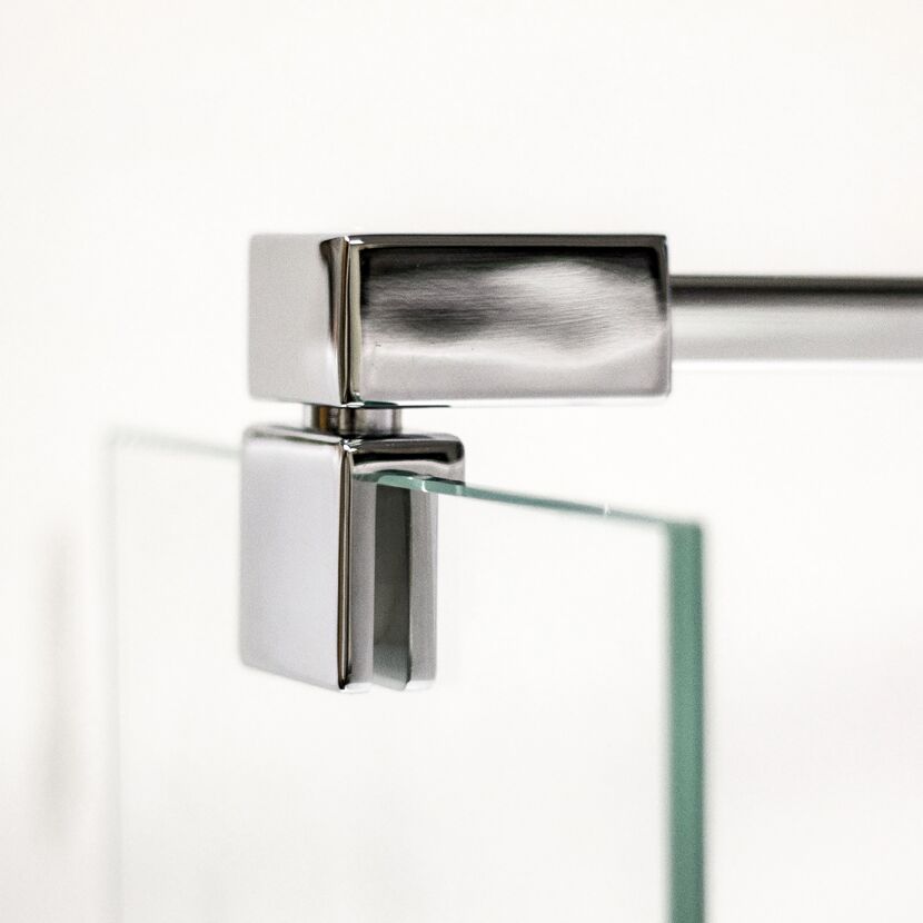 Duschkabinenhalterung aus Metall an Glaswand