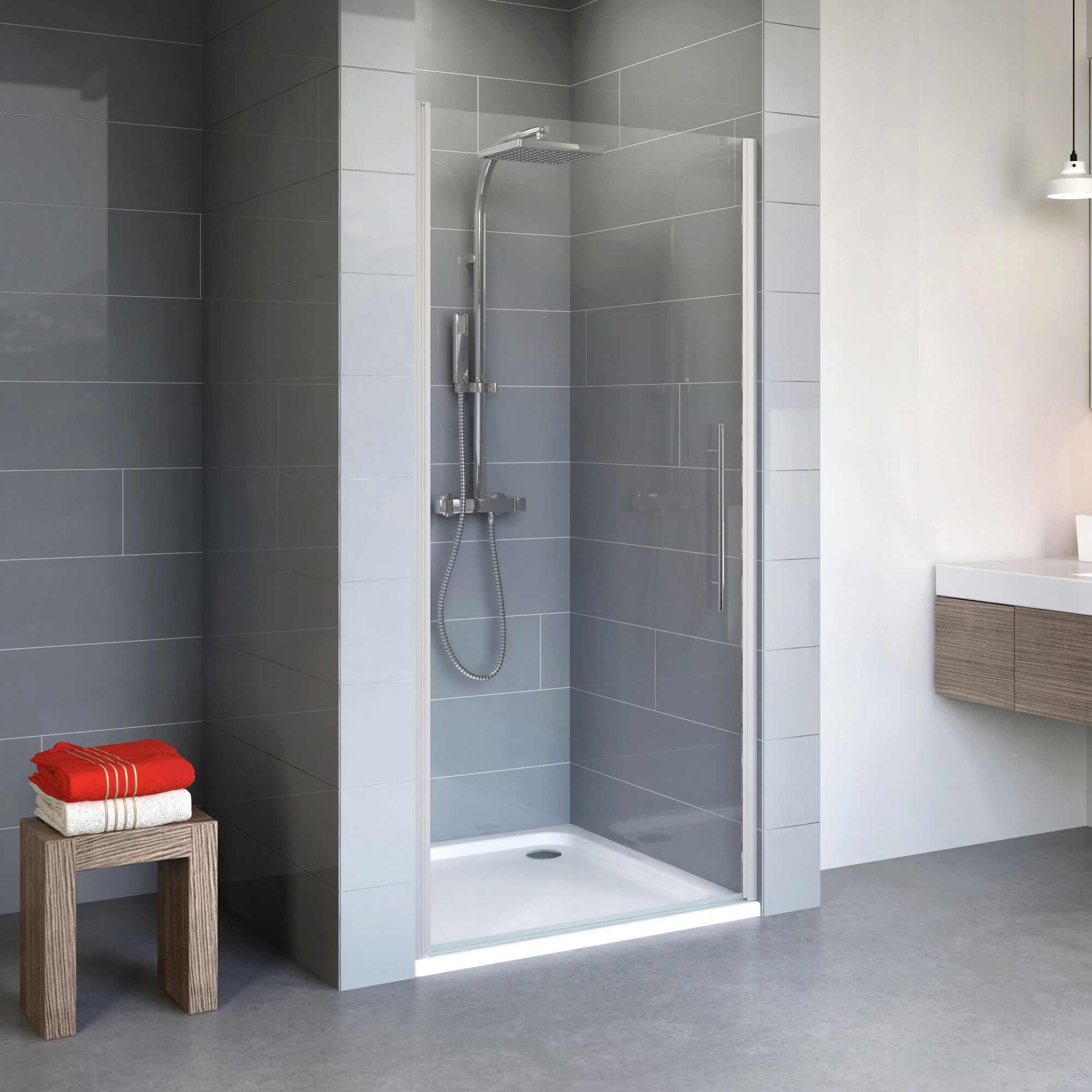 Duschkabine mit Duscharmatur in grauen Badezimmer