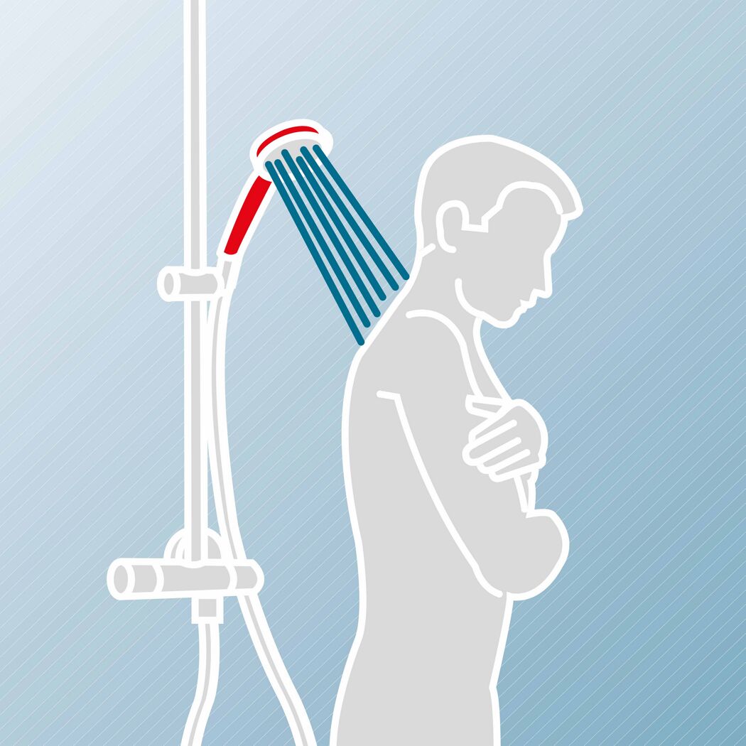 Person duscht mit Duschkopf
