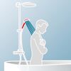 Person duscht mit Duschkopf in Badewanne