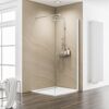 Duschkabine mit Regendusche in beige gefliestem Badezimmer