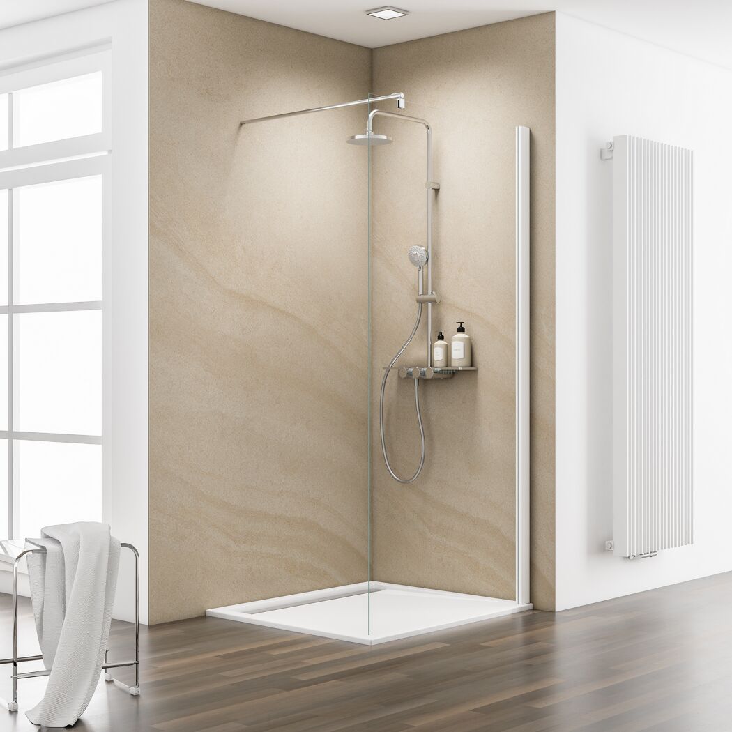 Duschkabine mit Regendusche in beige gefliestem Badezimmer