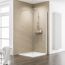 Duschkabine mit Regendusche in beige gefliestem Badezimmer