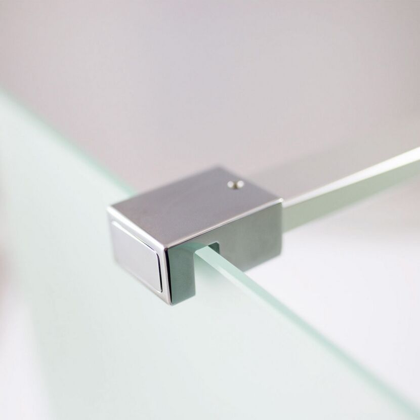 Duschwandhalterung aus Metall an Glaswand