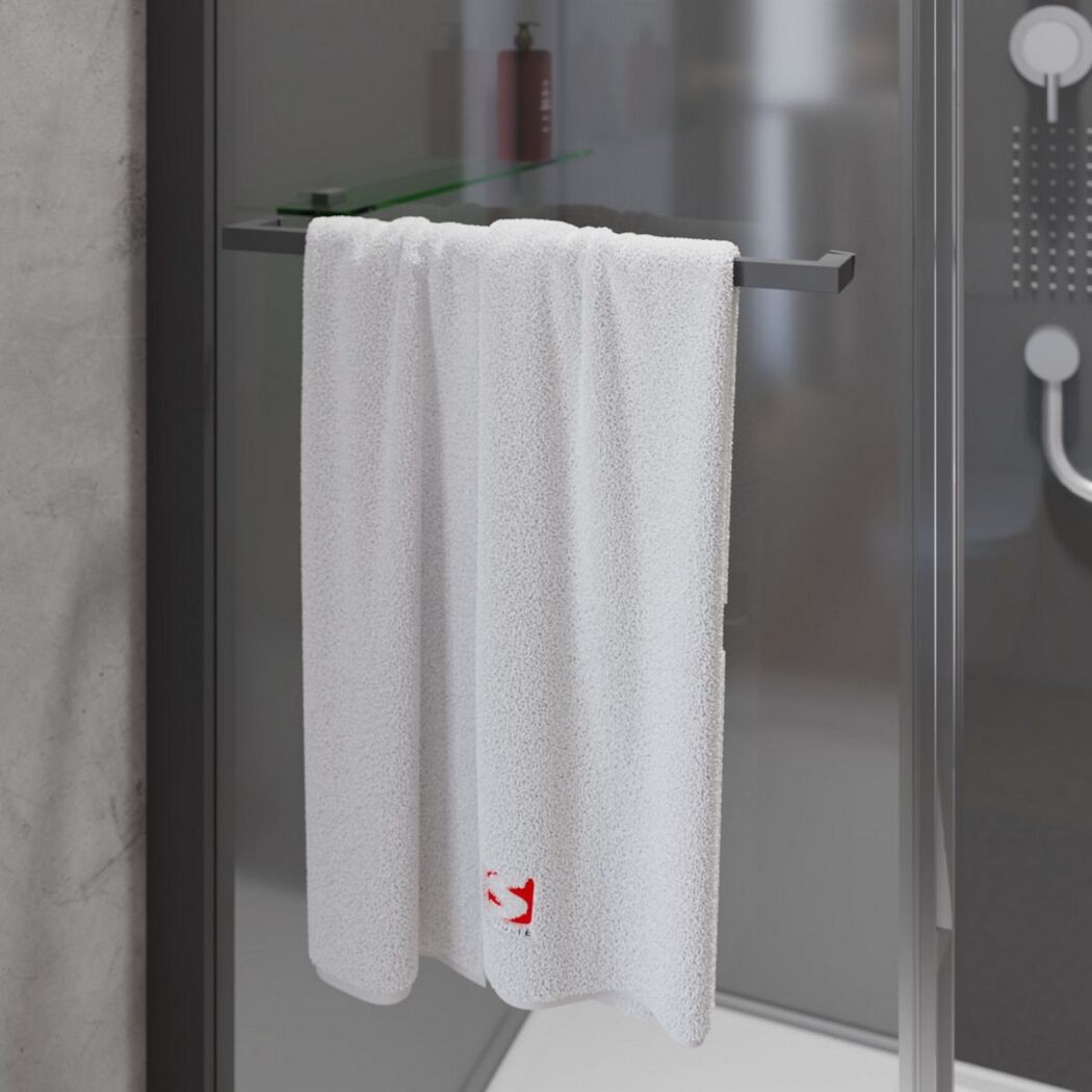 Weißes Handtuch an Handtuchhalter im Badezimmer