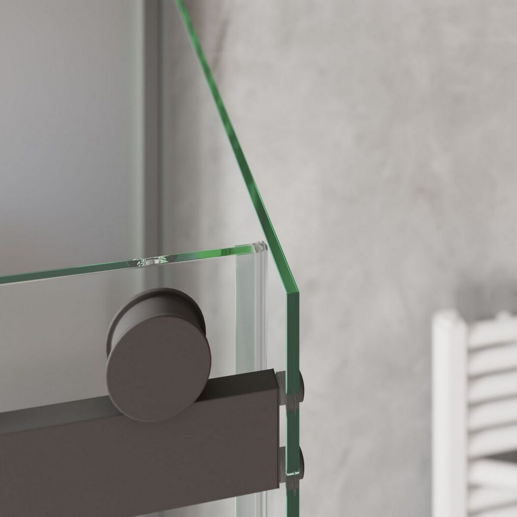 Nahaufnahme einer Duschabtrennung aus Glas.