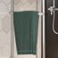 Grünes Handtuch auf Handtuchhalter