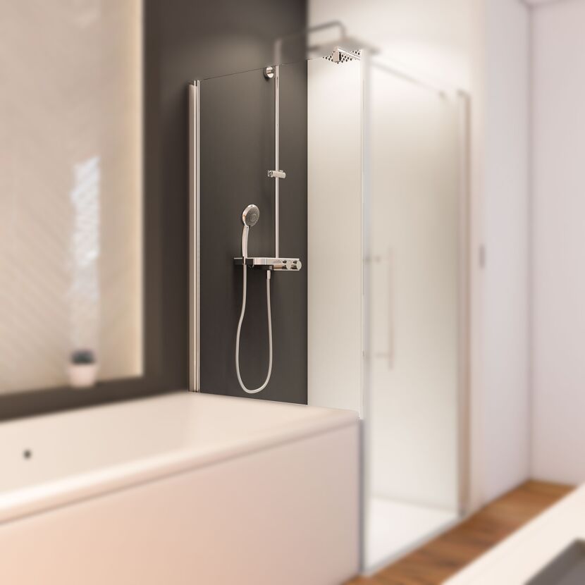 Badezimmer mit Badewanne und Duschwand