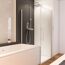 Moderne Duschkabine mit Regendusche neben Badewanne