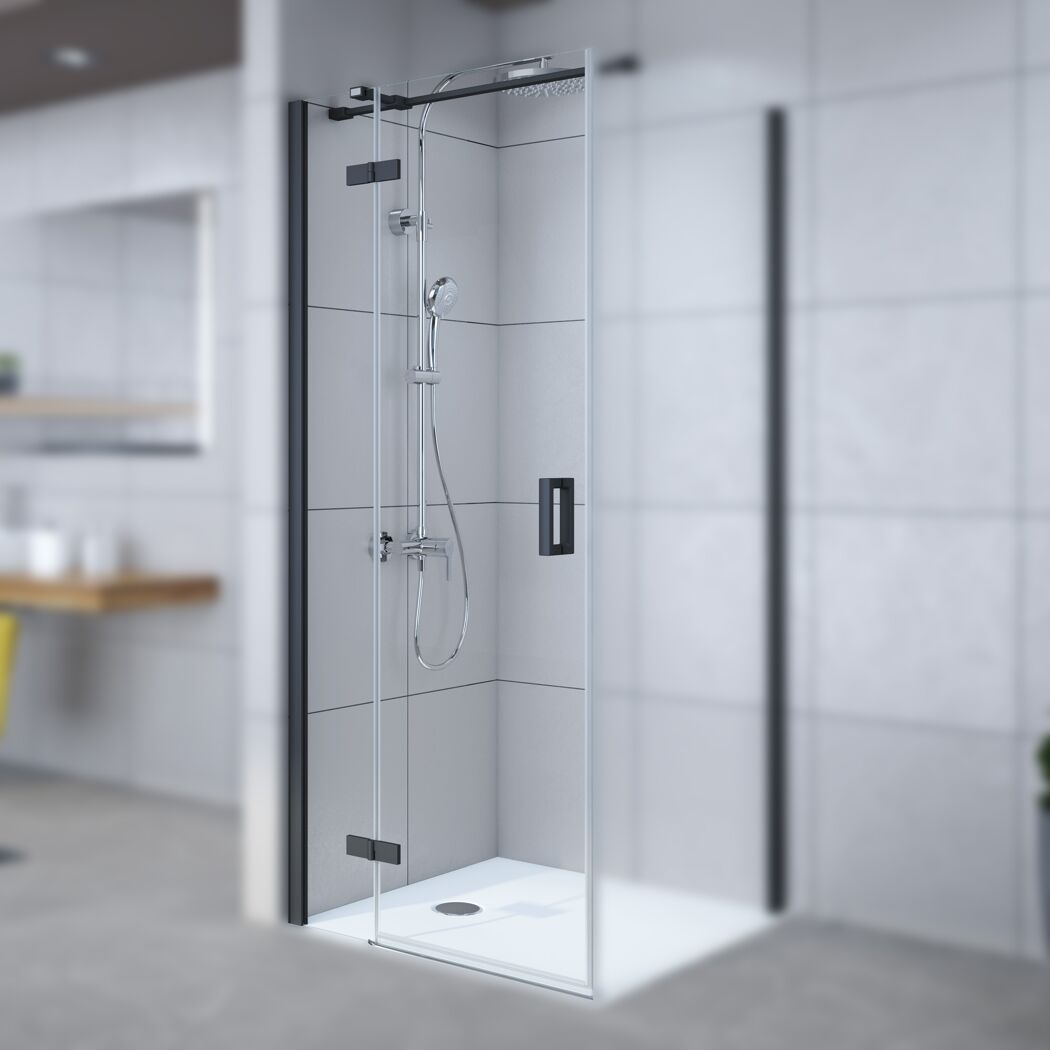 Duschkabine mit schwarzem Rahmen und Regendusche