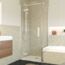 Badewanne mit Duschwand