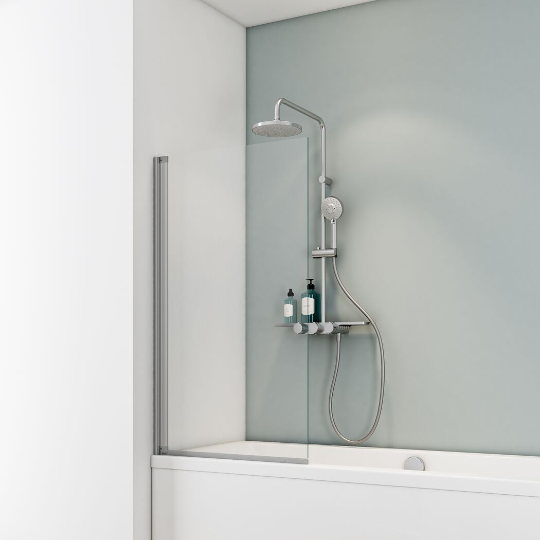 Badewanne mit Duschabtrennung und Duschkopf.