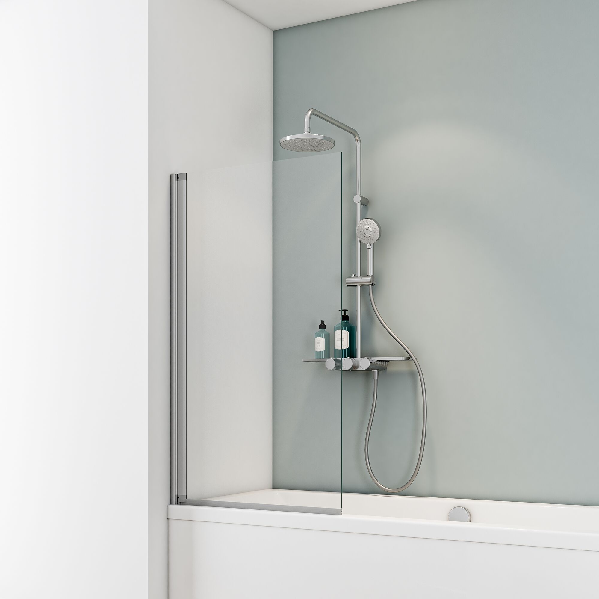 Badewanne mit Duschabtrennung und Duschkopf.