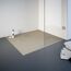 Beige Duschwanne mit quadratischem Ablauf
