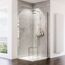 Duschkabine in einer Ecke mit Betonwand