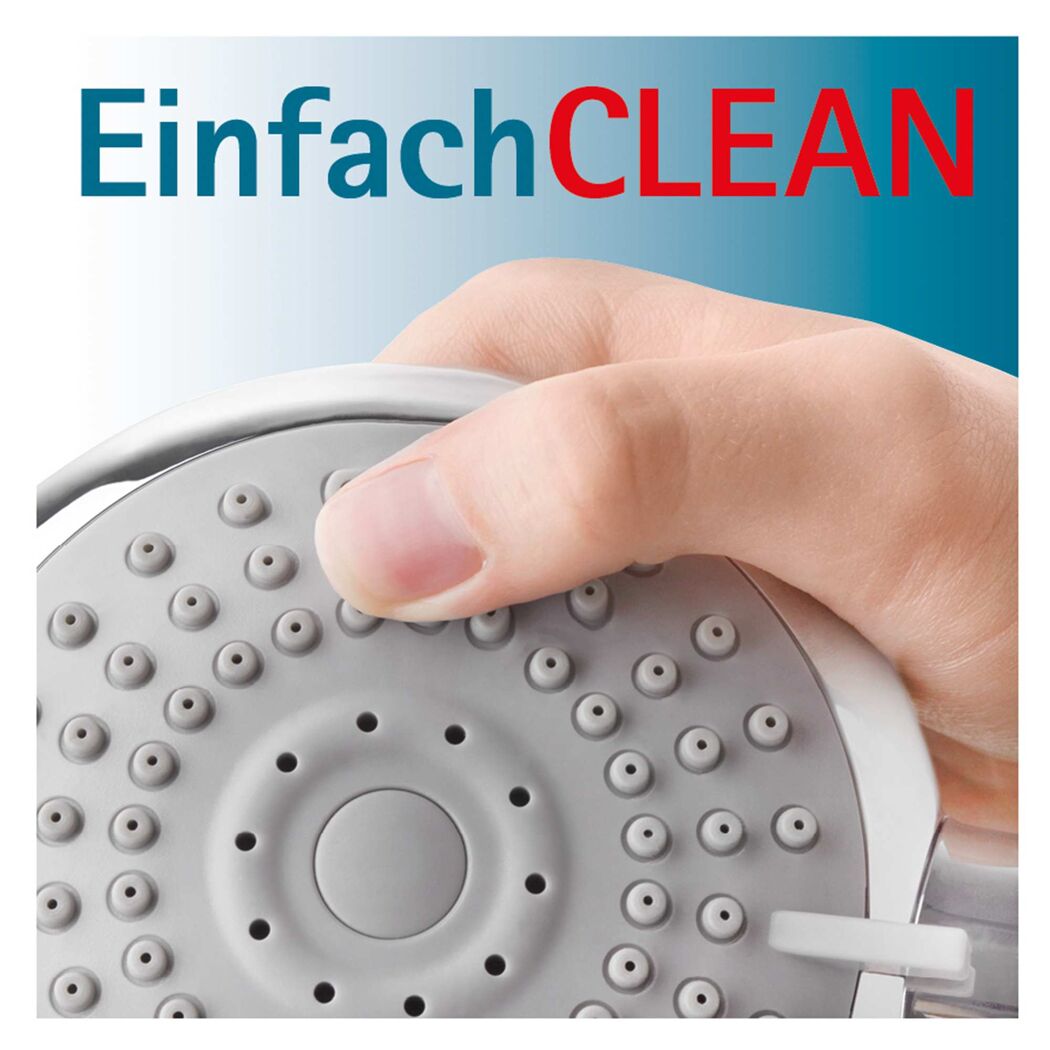 Hand hält Duschkopf mit Antikalknoppen