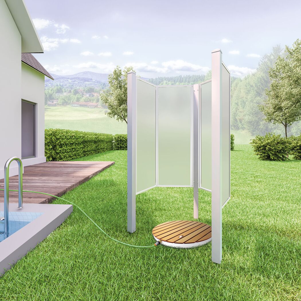 Gartendusche mit Holzrost und Schlauch