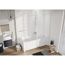 Badezimmer mit Badewanne und Duschwand