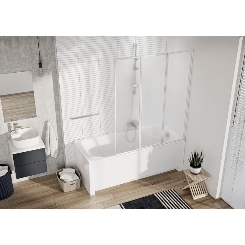 Badezimmer mit Badewanne und Duschwand