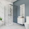 Modernes Badezimmer mit Dusche, Waschbecken und Toilette