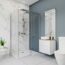 Modernes Badezimmer mit Dusche, Waschbecken und Toilette.
