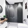 Modernes Badezimmer mit grauen Fliesen und Holzelementen.