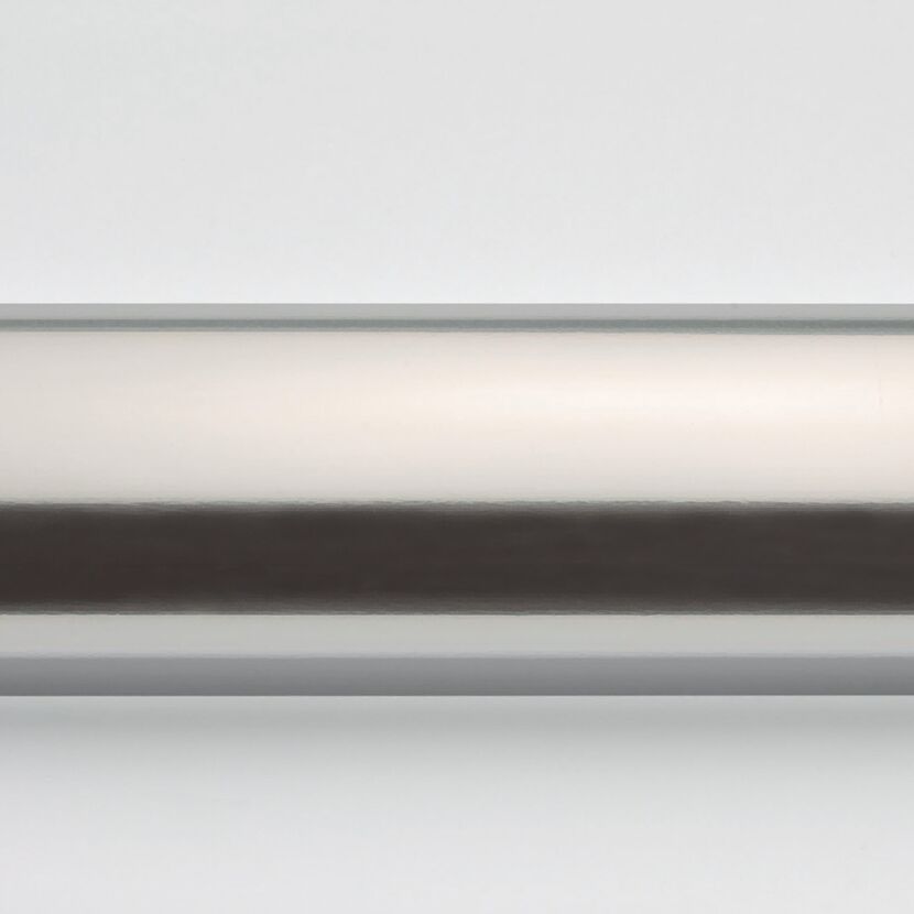 Glanzvolle, silberne Stange vor weißem Hintergrund