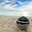 Altes Ruderboot am Strand