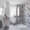 Modernes Badezimmer mit gemusterten Fliesen