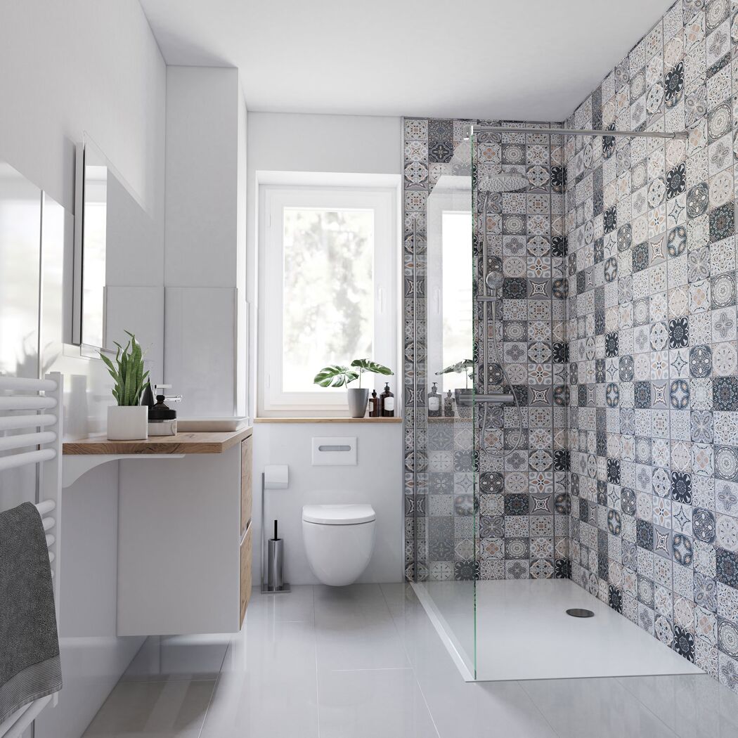 Modernes Badezimmer mit gemusterten Fliesen
