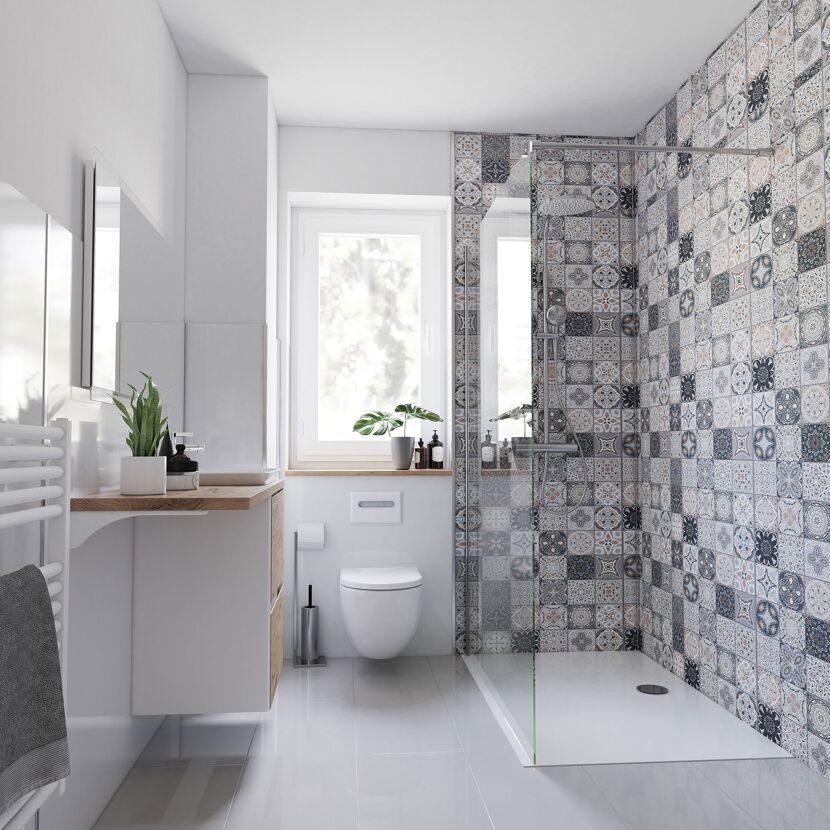 Modernes Badezimmer mit gemusterten Fliesen