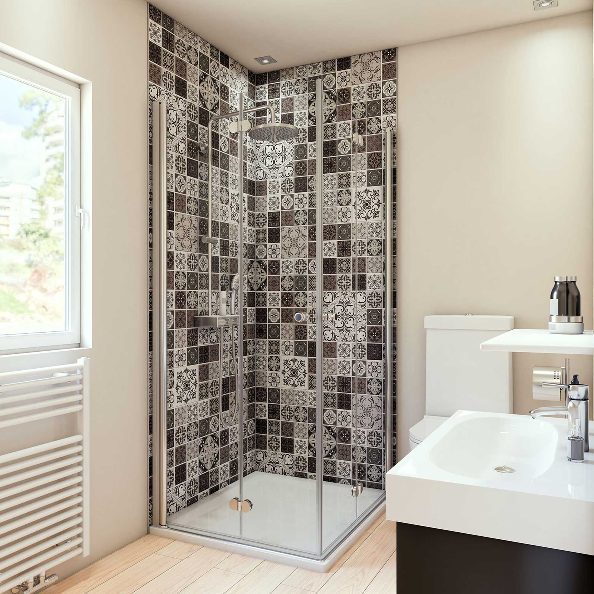 Duschkabine mit gemusterten Fliesen