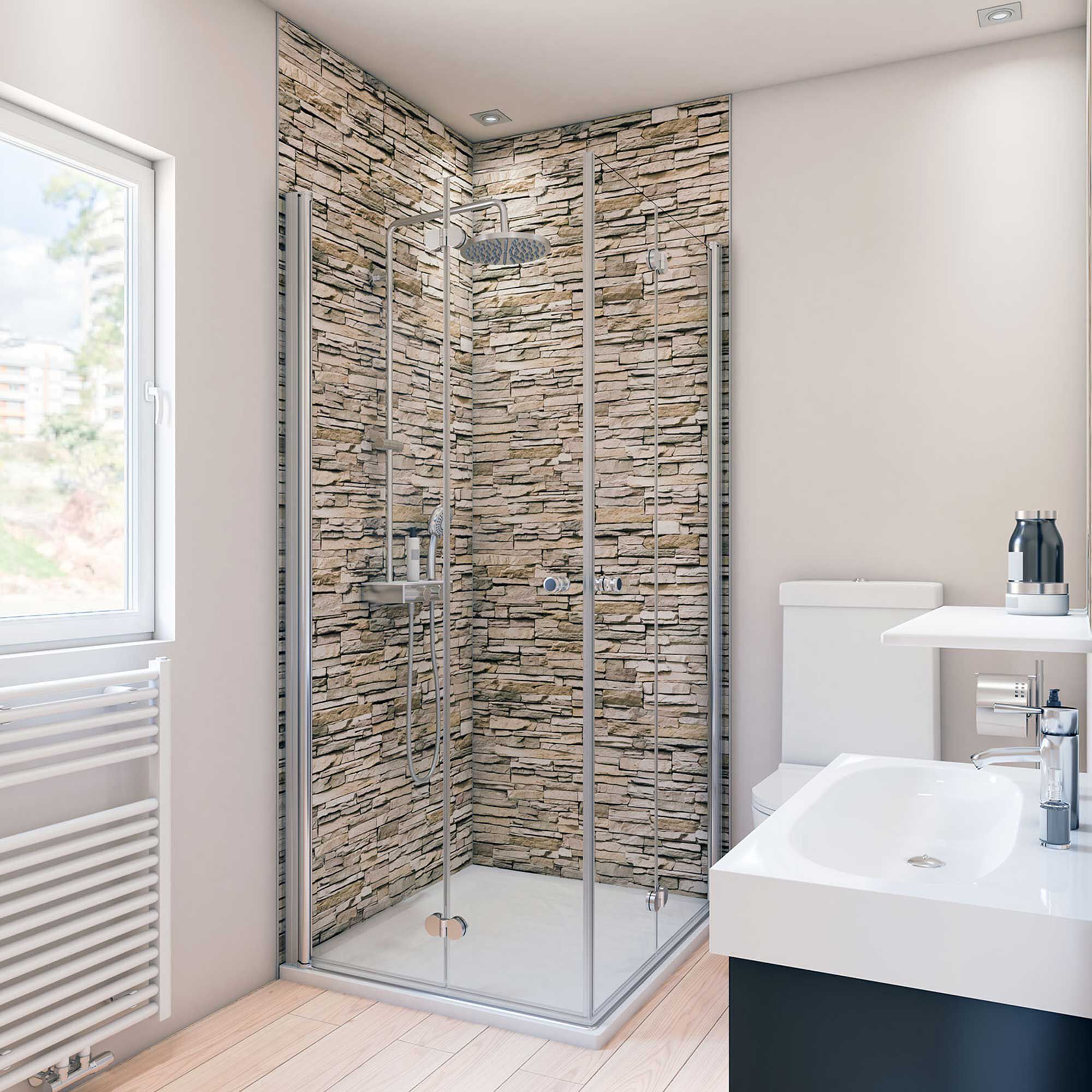 Duschkabine mit Steinwand